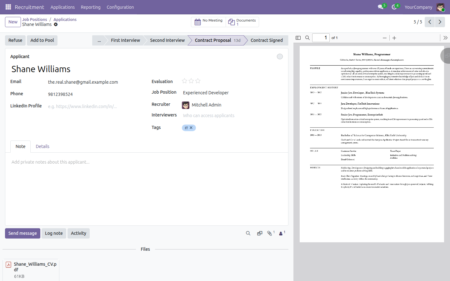 Hồ sơ một ứng viên demo (Shane Williams, Experienced Developer) với một CV đã được đính kèm trong chatter, cạnh nút thông minh Tài Liệu đang hiển thị số lượng 1.